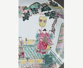 Polychrome : grande coupe en porcelaine de la Famille Rose a decor de personnages  sur un pont devant un pavillon probablement une scene de roman - Chine Epoque Yongzheng 1723/1735  diam 35cm