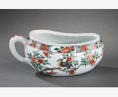 Polychrome : Bourdaloue en porcelaine de la famille verte décoré d oiseaux parmis les fleurs et sur la bordure de crabe crevette et poisson -
Periode Kangxi 1662/1722