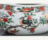 Polychrome : Bourdaloue en porcelaine de la famille verte décoré d oiseaux parmis les fleurs et sur la bordure de crabe crevette et poisson -
Periode Kangxi 1662/1722