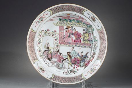 Polychrome : petit plat en porcelaine "Famille rose" montrant une scene legendaire d hommes regardant des femmes a cheval partant a la guerre - Chine vers 1735/1740 
Diam 25cm -