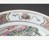 Polychrome : Dish "Famille rose" porcelain  with a scene men looking at women on horseback - 1735/1740
Diam 25cm - 