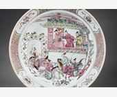 Polychrome : petit plat en porcelaine "Famille rose" montrant une scene legendaire d hommes regardant des femmes a cheval partant a la guerre - Chine vers 1735/1740 
Diam 25cm -