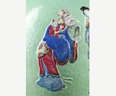 Polychrome : Grand vase en porcelaine a fond "graviatta" et en leger relief du celèbre décor  de troix des plus importantes divinités du Taoisme  - du bonheur de la prospérité et de la longevité (fu lu et shou)  Chine Epoque 19em siècle
H 62 cm
