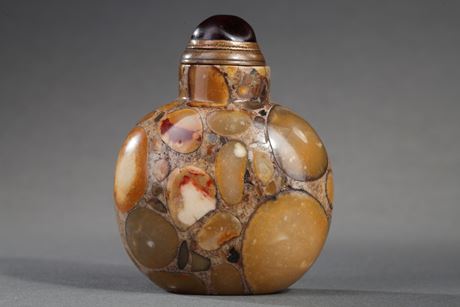 Snuff Bottles : Puddingstone globular shape Chinese snuff bottle (puddingstones are conglomerates of sedimentary rocks )
1740/1850
H 5,3cm
