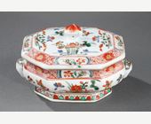 Polychrome : Boite a epice en porcelaine de la Famille Verte ornée de fleurs et sur les cotés deux tetes d Europeen  - Epoque Kangxi 1662/1722
