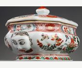 Polychrome : Boite a epice en porcelaine de la Famille Verte ornée de fleurs et sur les cotés deux tetes d Europeen  - Epoque Kangxi 1662/1722