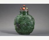 Snuff Bottles : snuff bottle jade nephrite spinach color. Sculpted on each face with a rider carrying a flag - 
Circa 1800/1850