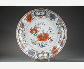 Polychrome : Pot en porcelaine et son plat  "Famille rose" avec le celebre décor dit a la "Pompadour" - En reference a Madame la Marquise de Pompadour la maitresse du roi Louis XV - Chine vers 1745