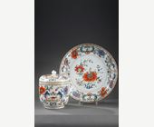 Polychrome : Pot en porcelaine et son plat  "Famille rose" avec le celebre décor dit a la "Pompadour" - En reference a Madame la Marquise de Pompadour la maitresse du roi Louis XV - Chine vers 1745