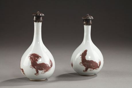 Polychrome : two vases bottle with copper red decoration of  Mythical animals -  Kangxi period 1662/1722 -

Silver mounts Dutch 19th century        H  12/13cm