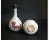 Polychrome :  vases de forme bouteille piriforme émaillés en rouge de cuivre  de troix animaux Mythiques  - Chine epoque Kangxi 1662/1722
Monture en argent hollandaise 19em siècle     H.  13/12cm