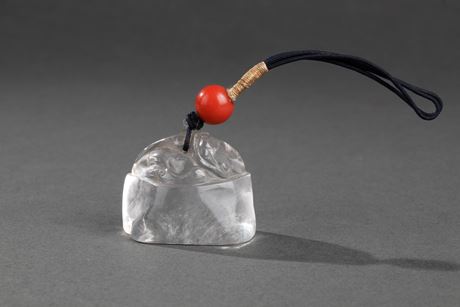 Works of Art : Rare  rock crystal pendant with sculpted a qilong  - 19th century -