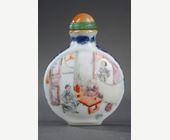 Snuff Bottles : Chinese polychrome porcelain  snuff bottle with interiors scenes the sides decorated underglaze blue scrolls
Imperial kilns Jingdezhen mark and period Jiaqing 1796/1820
H. 5,2cm
reserved