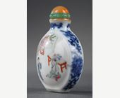 Snuff Bottles : Chinese polychrome porcelain  snuff bottle with interiors scenes the sides decorated underglaze blue scrolls
Imperial kilns Jingdezhen mark and period Jiaqing 1796/1820
H. 5,2cm
reserved