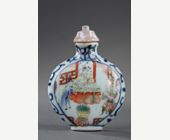 Snuff Bottles : Snuff bottle polycrome porcelain decortated of the two sides with numerous figures probably novel scenes.
The sides with scrolls underglaze blue .   Mark and period Daoguang 1821/1850 (probably early period)
H 5,3cm