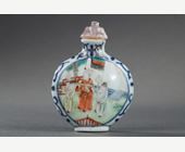 Snuff Bottles : Snuff bottle polycrome porcelain decortated of the two sides with numerous figures probably novel scenes.
The sides with scrolls underglaze blue .   Mark and period Daoguang 1821/1850 (probably early period)
H 5,3cm