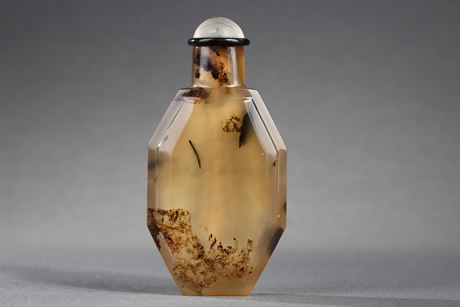 Snuff Bottles : Snuff bottle agate facetted with inclusions naturally suggesting a fish and seaweed -   1760/1850 -
H 6cm