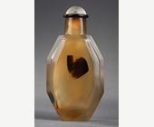 Snuff Bottles : Snuff bottle agate facetted with inclusions naturally suggesting a fish and seaweed -   1760/1850 -
H 6cm