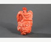 Snuff Bottles : snuff bottle corail in shape of two peachs of longevity svastika and bats - Qianlong period 1736/1795
H 4cm