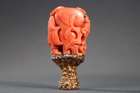 Works of Art : for double gour shaped Chinese coral  carved with flowers  leaves bat and mounted as a seal (extremity missing) . 18th century  and 19th century for the foot -    
H 4cm for the coral and 6,5cm with the foot