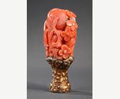 Works of Art : for double gour shaped Chinese coral  carved with flowers  leaves bat and mounted as a seal (extremity missing) . 18th century  and 19th century for the foot -    
H 4cm for the coral and 6,5cm with the foot