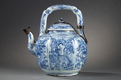 Works of Art : Chinese Blue and White ewer for wine Kraakporselein  - Decorated with Kilins and peonies in  panels  -  Wanli period 1573/1620
European metal silver later
H 19cm