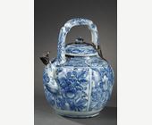 Blue White : Chinese Blue and White ewer for wine Kraakporselein  - Decorated with Kilins and peonies in  panels  -  Wanli period 1573/1620
European metal silver later
H 19cm