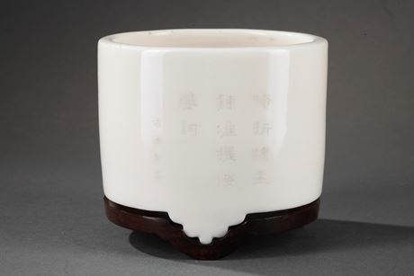 Blue White : Incense burner "blanc de Chine" porcelain with a engraved sutra  Dehua Kilns  (Fujian province) late Ming circa 1640
H 8,6cm
