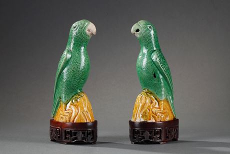 Polychrome : Paire de perruches en biscuit vert et jaune - Epoque Kangxi 1662/1722
H 12cm    avec les socles en bois  14cm