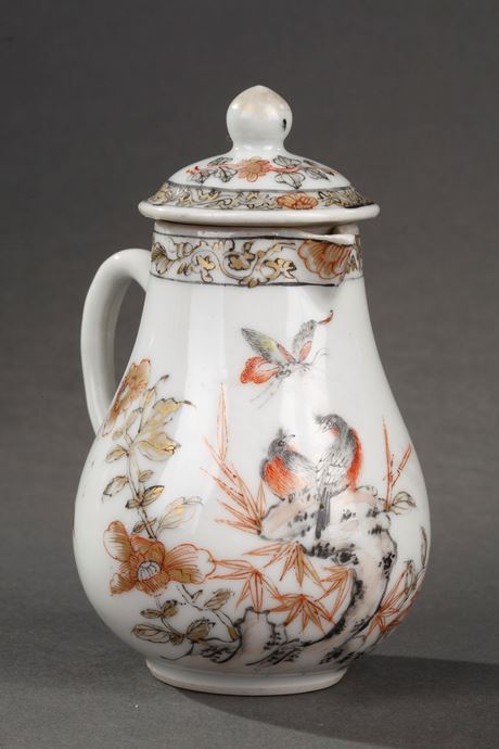 Polychrome : Pot a lait en porcelaine émaillée en rouge de fer et grisaille d oiseaux et fleurs - Chine epoque Yongzheng 1723/1735