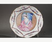 Polychrome : Tasse et soucoupe en porcelaine de la Famille Rose a decor Europeen  - Une femme vetue a l Orientale -
Chine Epoque Qianlong 1736/1795  - 