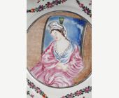 Polychrome : Tasse et soucoupe en porcelaine de la Famille Rose a decor Europeen  - Une femme vetue a l Orientale -
Chine Epoque Qianlong 1736/1795  - 