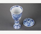 Blue White : Gobelet and cover  Blue and White porcelain  - Kangxi period 1662/1722 -      H 18cm
