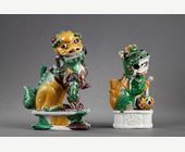 Polychrome : chien de Fo en biscuit de la "Famille verte" les oreilles bougeant -
Epoque Kangxi 1662/1722