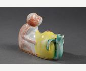 Polychrome : Compte-goutte en porcelaine représentant un singe et la peche de longévité  - Chine fin de l epoque Qianlong 1736/1795
