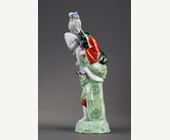 Polychrome : Rare figure Chinese  porcelain representing a man carrying a lady on his back - Qianlong period 1736/1795