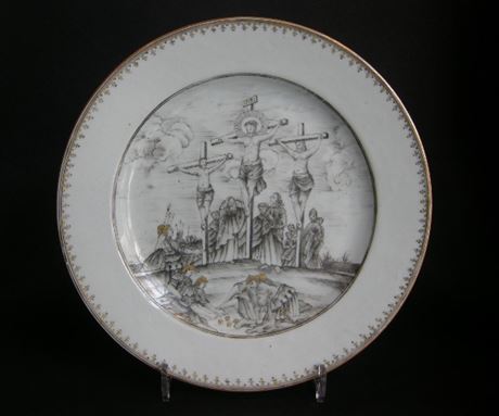 Polychrome : Dish porcelain grisaille and gold Chinese export with the crucifixion. The Christ is surrounded by the two thieves. under the cross are the Sainte Vierge and Saint Jean . Circa 1740