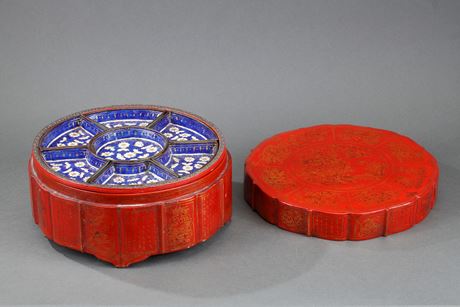 Works of Art : lacquer box painted with flowers and caligraphy  with in the interior sweetmeat set in Canton enamels   - 
the lacquer box is  vietnamese  19° century -
the sweetmeat set Canton enamels 1790/1820
