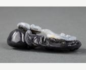 Works of Art : Pendant nephite black and white carved in the shape of two bats with double gourds and their foliage 
Circa 1900