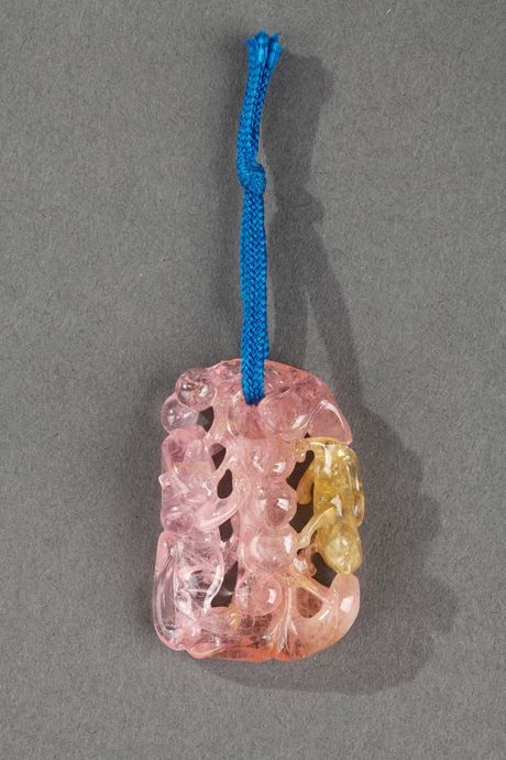 Works of Art : Tourmaline pink and yellow pendant carved in the shape of squirrel and grapes - Chinese 19th century -