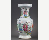 Polychrome : Vase balustre en porcelaine polychrome à decor des huit Immortels Taoistes dans les nuées .
Epoque Yongzheng 1723/1735