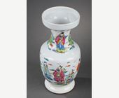 Polychrome : Vase balustre en porcelaine polychrome à decor des huit Immortels Taoistes dans les nuées .
Epoque Yongzheng 1723/1735