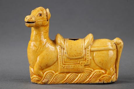 Polychrome : Chinese yellow enamelled biscuit water dropper in the shapeof a horse - Kangxi period 1662/1722 