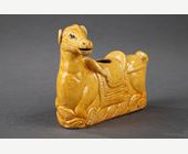 Polychrome : Compte goutte en biscuit émaillé jaune en forme de cheval sellé - Chine Epoque Kangxi 1662/1722   -