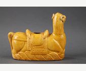 Polychrome : Compte goutte en biscuit émaillé jaune en forme de cheval sellé - Chine Epoque Kangxi 1662/1722   -