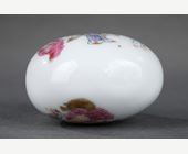 Snuff Bottles : Chinese porcelain snuff bottle decorated with the eighteen Lohan  - Chinese circa 1821/1850