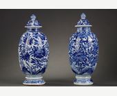 Blue White : Pair of Chinese blue and white vases decorated with stylised flowers - Kangxi period 1662/1722 -