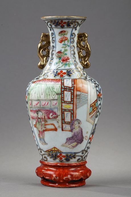 Polychrome : vase mural en porcelaine a decor de personnages dans un pavillon - Chine
epoque Jiaqing   1796/1820