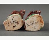 Polychrome : Paire de perruches miniatures en biscuit émaillé aubergine et vert  -Chine Epoque Kangxi 1662/1722
(H 6cm)