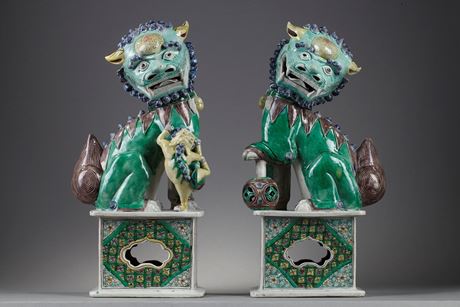 Polychrome : Pair of large Fo dogs  a biscuit enamelled green yellow aubergine and blue - Kangxi period 1662/1722
( H 37,5cm)